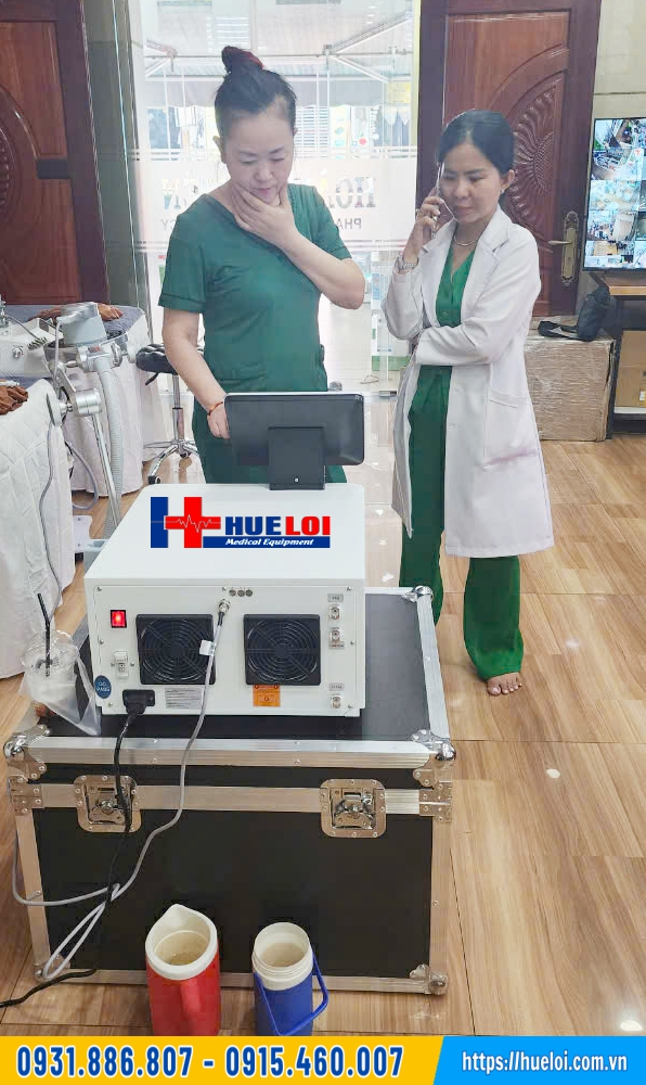 khách hàng sử dụng máy từ trường trị liệu kèm laser lạnh