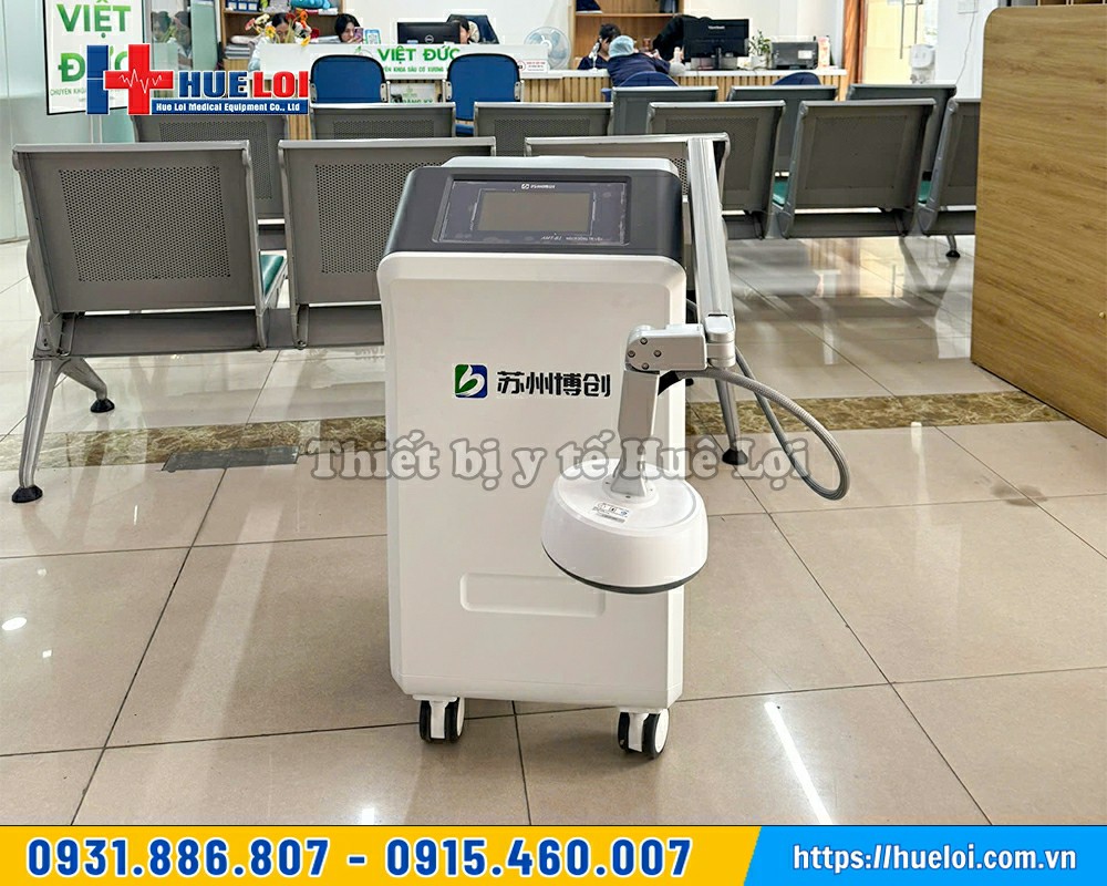 khách hàng sử dụng máy vi sóng trị liệu