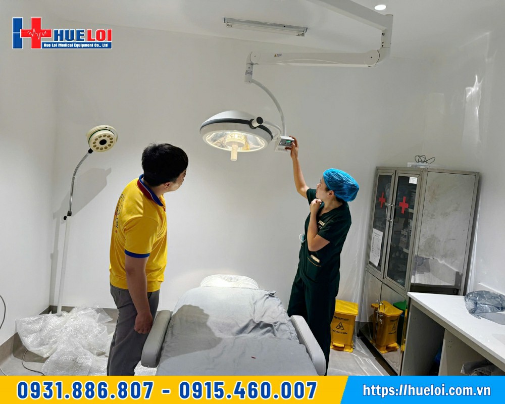 bàn giao lắp đặt đèn mổ treo trần cho spa