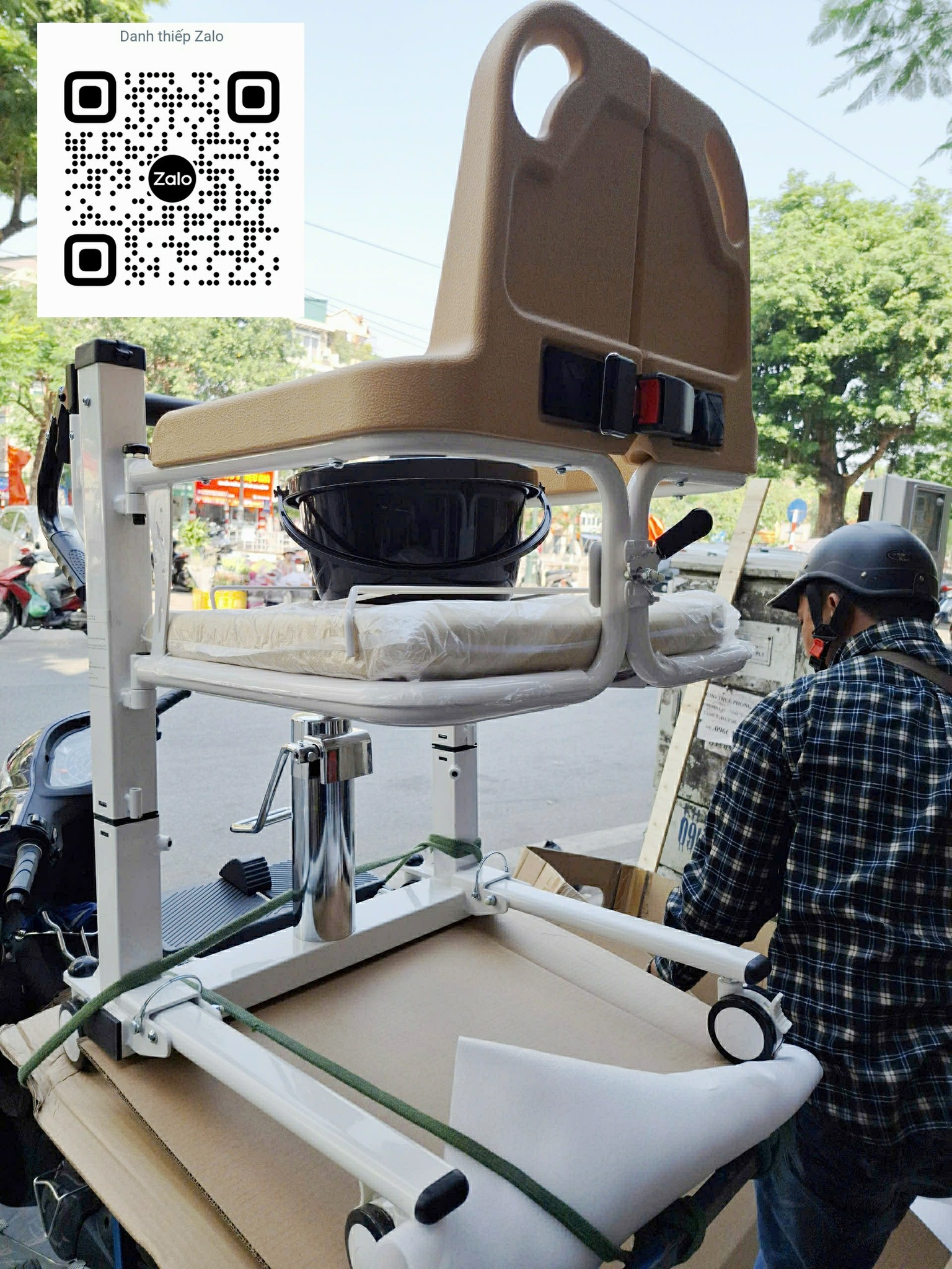 xe lăn đa năng di chuyển người già yếu