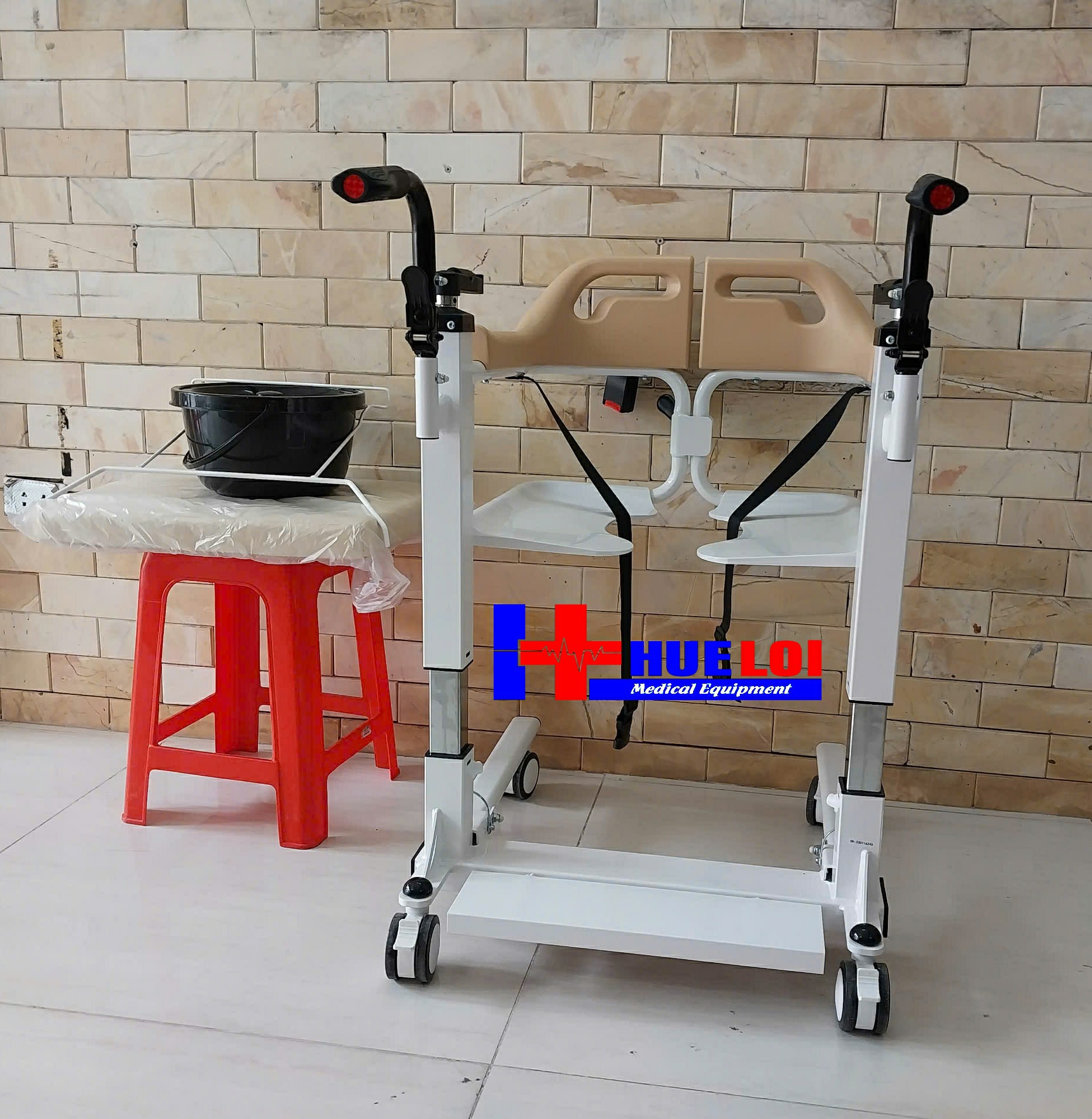 xe lăn ghép mảnh nâng hạ người bệnh bằng tay quay