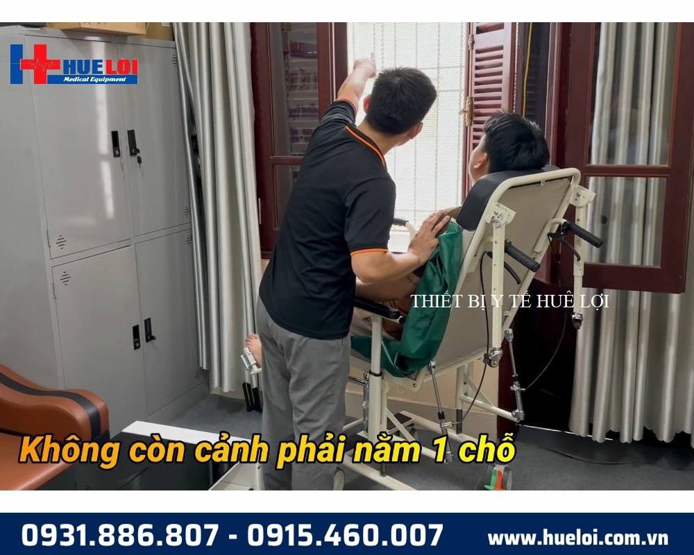 di chuyển người bệnh bằng xe lăn ngả thành giường 