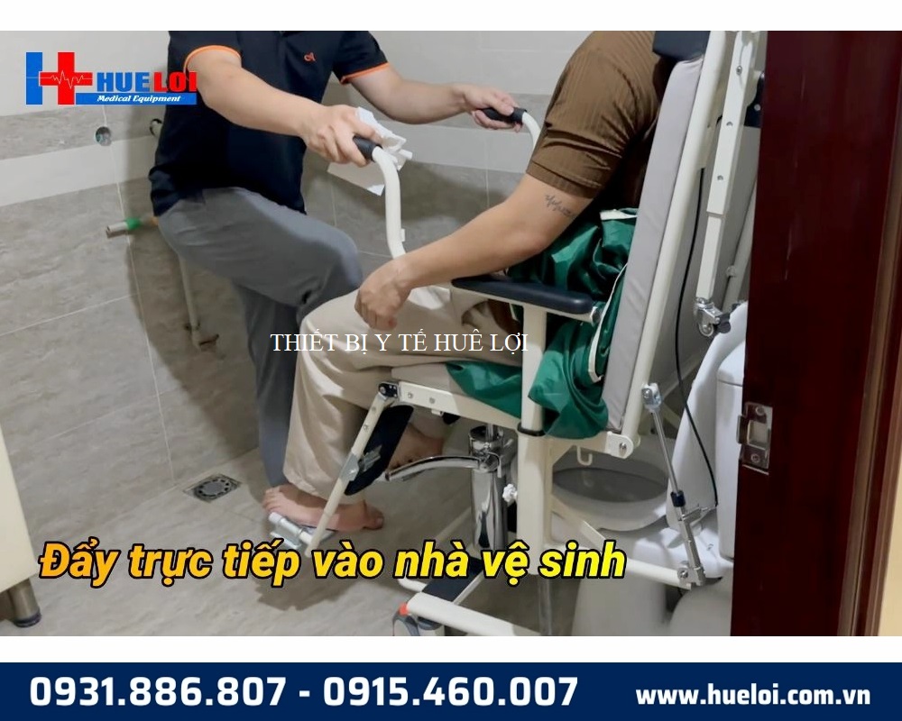 xe lăn đón người bệnh đi vệ sinh